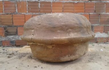 cearense-encontra-urna-funeraria-indigena-no-quintal-de-casa-560x362